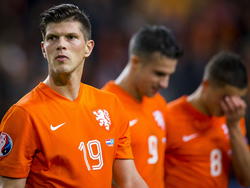 Klaas Jan Huntelaar (l.) kijkt met zelfvertrouwen het veld in, terwijl op de achtergrond Robin van Persie (m.) en Ibrahim Afellay (r.) napraten. (10-10-2014)