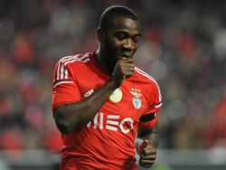 Ola John is blij met de 1-0 overwinning van SL Benfica op CD Nacional in de Taça da Liga. (30-12-2014)