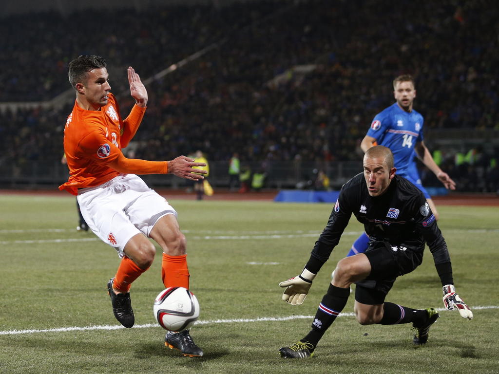 Voor de zoveelste keer stuit Robin van Persie (l.) op doelman Hannes Halldórsson tijdens de kwalificatiewedstrijd IJsland - Nederland. (13-10-2014)