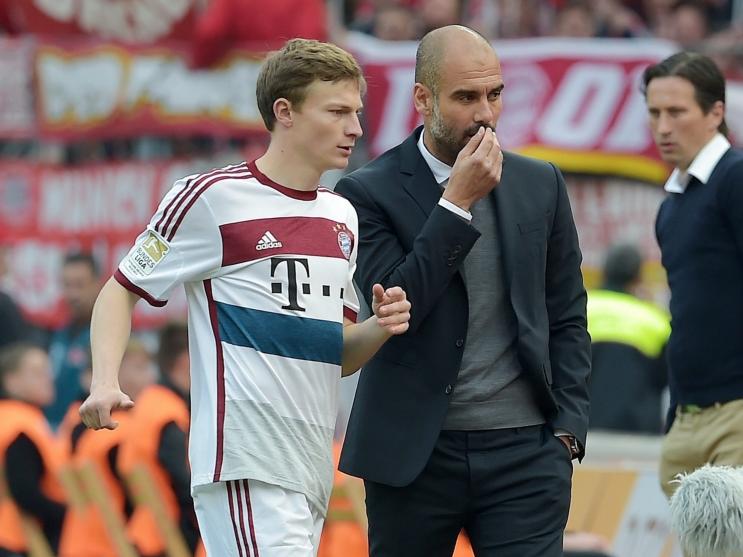 Rico Strieder krijgt vlak na zijn debuut voor Bayern München tijdens het duel met Bayer Leverkusen feedback van Pep Guardiola. (02-05-2015)