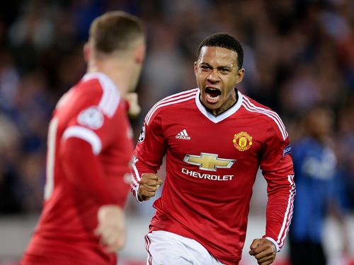 Wayne Rooney war erster Gratulant beim ersten Pflichtspieltreffer von Memhis Depay (r.) für ManUnited