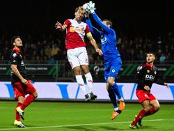 Tom Muyters plukt de bal precies voor het hoofd van Willem Janssen (m.) weg tijdens de wedstrijd Excelsior - FC Utrecht. Sander Fischer (l.) en Khalid Karami (r.) kijken toe. (03-10-2015)