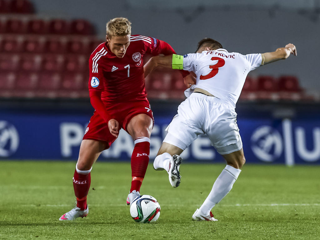 Viktor Fischer in actie voor Jong Denemarken tegen Jong Servië. (23-06-2015)