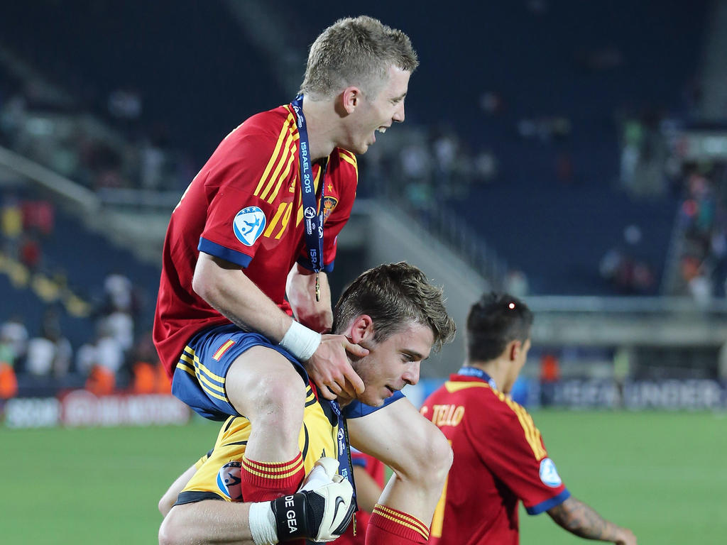 Muniain celebra la Eurocopa Sub-21 a hombros de su compañero De Gea. (Foto: Getty)