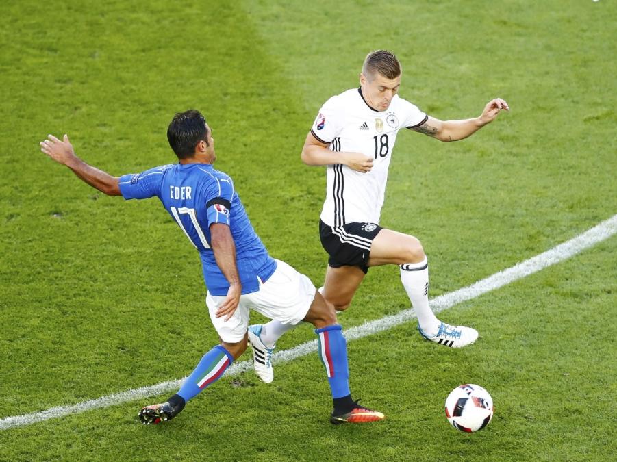 Éder (izq.) intenta robarle el cuero a Toni Kroos en el último Alemania - Italia. (Foto: Getty)