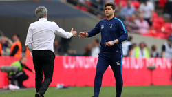 Mourinho y Pochettino se tienden la mano antes de un duelo. (Foto: Getty)