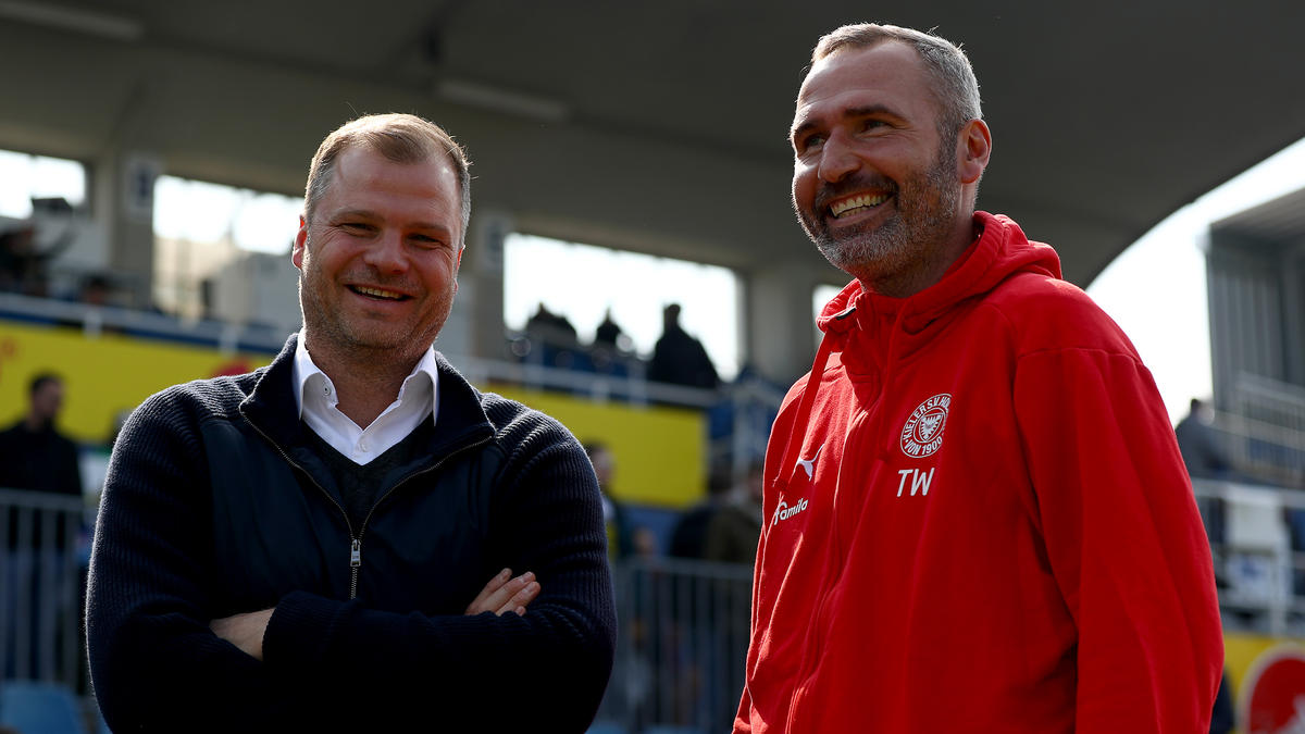Kiels Geschäftsführer Fabian Wohlgemuth (l.) hat eine Anfrage für Tim Walter bestätigt Kiels Geschäftsführer Fabian Wohlgemuth (l.) hat eine Anfrage für Tim Walter bestätigt