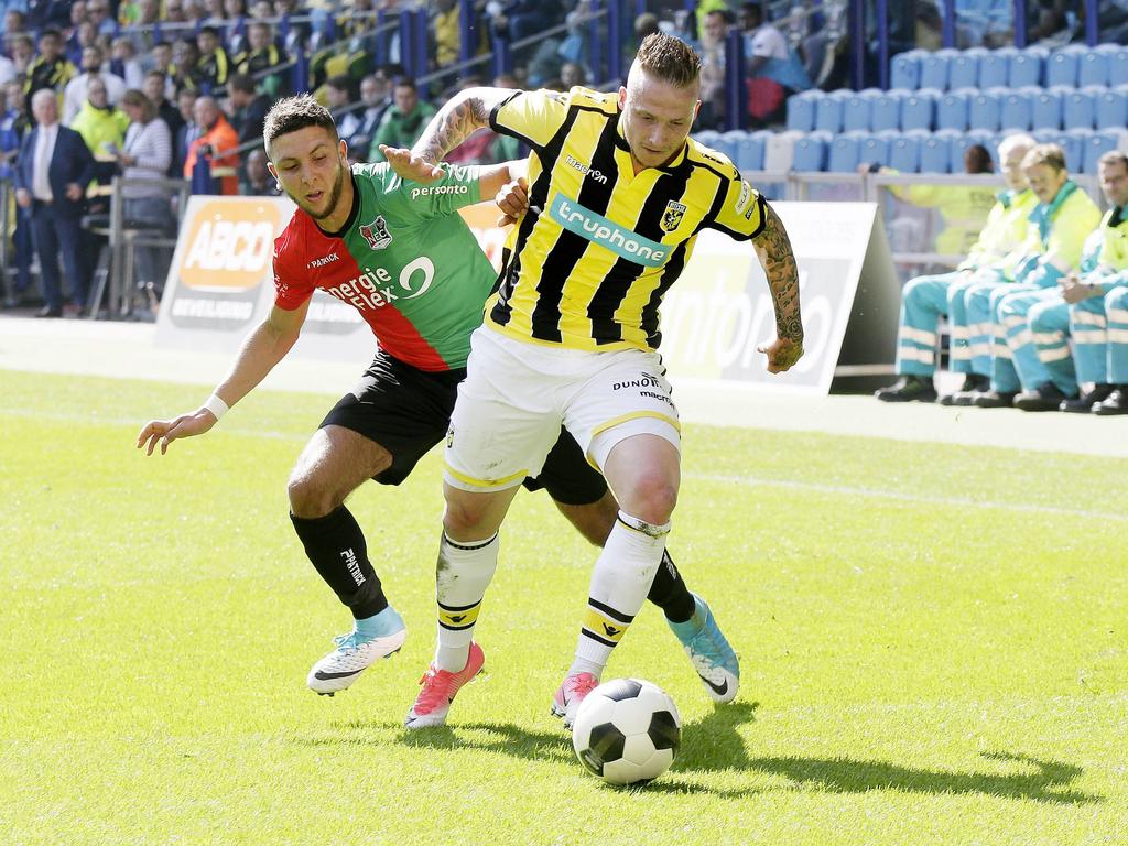 Alexander Büttner (r.) is Mohamed Rayhi (l.) te snel af tijdens de Gelderse derby Vitesse - NEC Nijmegen (02-04-2017).