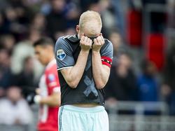 Ajax-aanvoeder Davy Klaassen verbergt zijn teleurstelling in zijn shirt. De Amsterdammers komen in de eerste helft op achterstand tegen PSV. (23-04-2017)