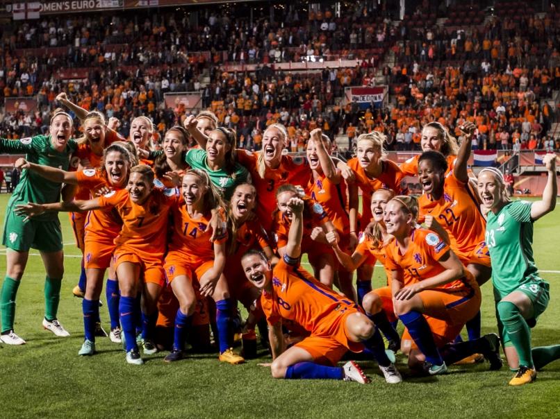 De OranjeLeeuwinnen verslaan Engeland met 3-0 en gaan naar de finale van het WEURO2017. De speelsters zijn daar dolblij mee. (03-08-2017)