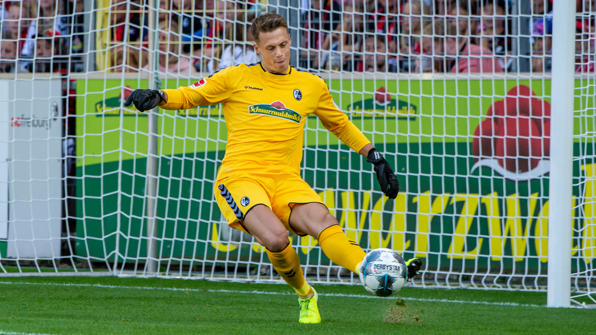Freiburgs Keeper Alexander Schwolow hat sich einen Muskelfaserriss im Oberschenkel zugezogen Freiburgs Keeper Alexander Schwolow hat sich einen Muskelfaserriss im Oberschenkel zugezogen