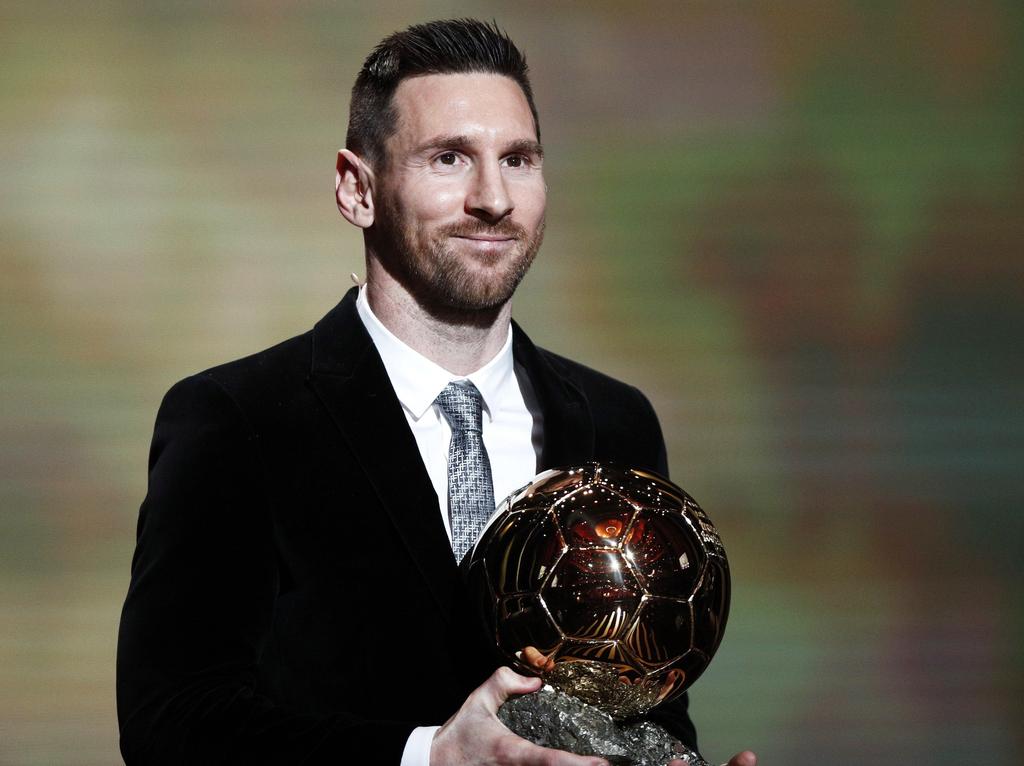 Messi con su sexto Balón de Oro en las manos.