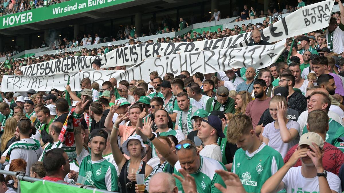 Die Werder-Fans protestierten auch gegen den Polizeieinsatz in Wolfsburg am letzten Wochenende