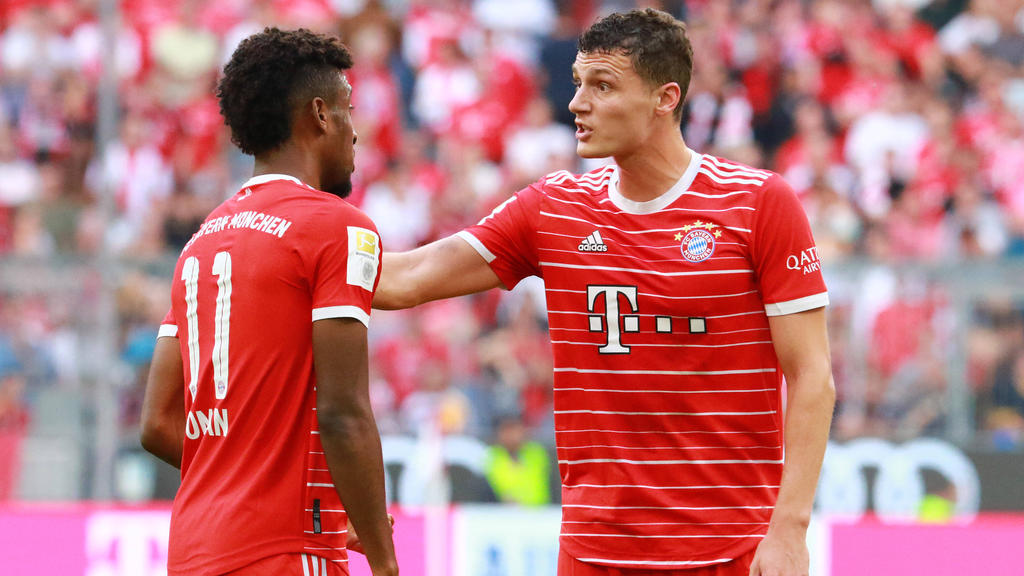 Benjamin Pavard (r.) ist mit seiner Rolle beim FC Bayern unzufrieden