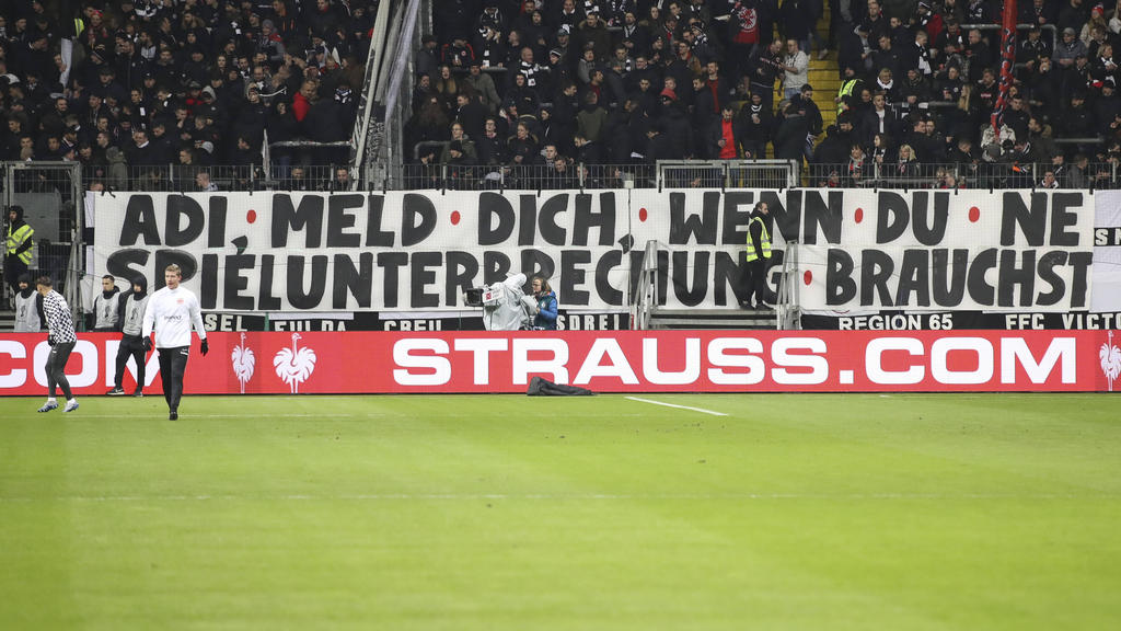 Banner sind vor dem Spiel zwischen Eintracht Frankfurt und Werder Bremen im Stadion zu sehen