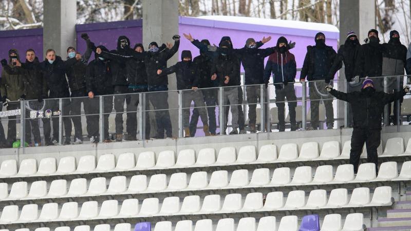 Zuschauer stehen beim Spiel des FC Erzgebirge Aue gegen Fortuna Düsseldorf auf der Tribüne Zuschauer stehen beim Spiel des FC Erzgebirge Aue gegen Fortuna Düsseldorf auf der Tribüne
