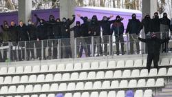 Zuschauer stehen beim Spiel des FC Erzgebirge Aue gegen Fortuna Düsseldorf auf der Tribüne