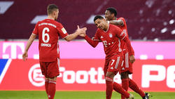 Joshua Kimmich (l.) und David Alaba (r.) vom FC Bayern sollen das Interesse des FC Barcelona geweckt haben