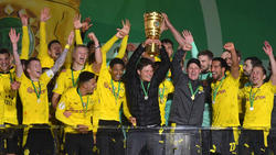 Edin Terzic (M.) holte mit dem BVB den DFB-Pokal