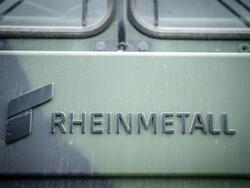 Das Logo des Rüstungskonzerns Rheinmetall ist an einem Fahrzeug der Bundeswehr zu sehen