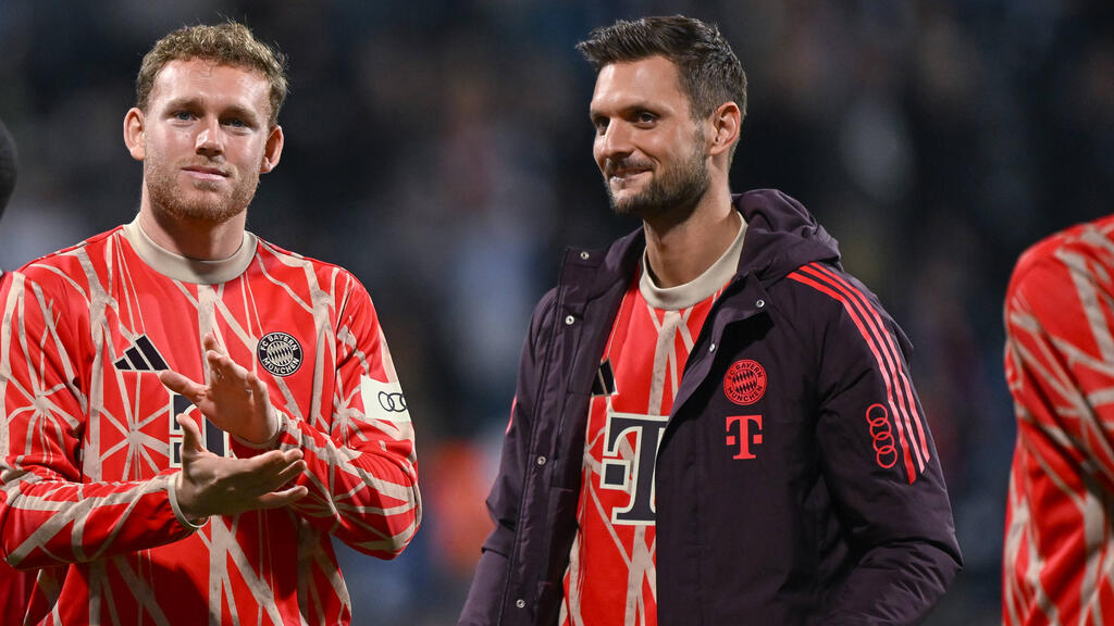 Daniel Peretz (l.) steht vor einer Leihe Daniel Peretz (l.) steht vor einer Leihe