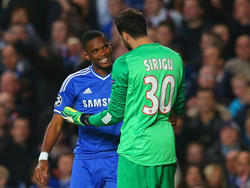 Samuel Eto'o (l.) en Salvatore Sirigu (r.) kunnen lachen nadat de spits van Chelsea een overtreding beging op de doelman van Paris Saint-Germain. (8-4-2014)