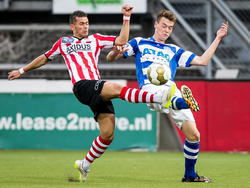 Denis Mahmudov probeert namens Sparta Rotterdam de bal in bezit te houden.  Bart Straalman van De Graafschap maakt het de Spartaan moeilijk. (08-05-2015).