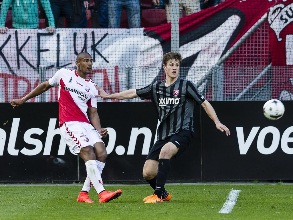 Joachim Andersen (r.) is te laat bij Sébastien Haller (l.) tijdens FC Utrecht - FC Twente. (19-04-2015)