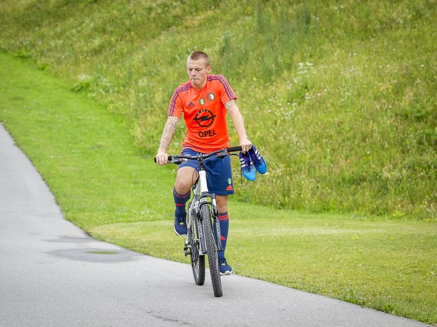 Jordy Clasie verplaatst zich tijdens het trainingskamp van Feyenoord in Oostenrijk per mountainbike. (13-07-2015)