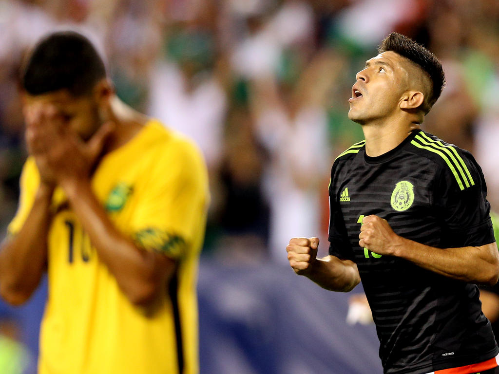 Mexicaan Oribe Peralta viert de 3-1 tegen Jamaica in de finale om de Gold Cup.