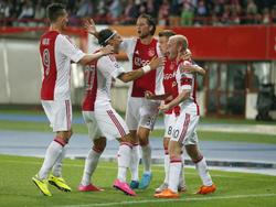 AFC Ajax is op voorsprong gekomen tegen Rapid Wien. De spelers vieren het feestje met zijn allen. (29-07-2015)