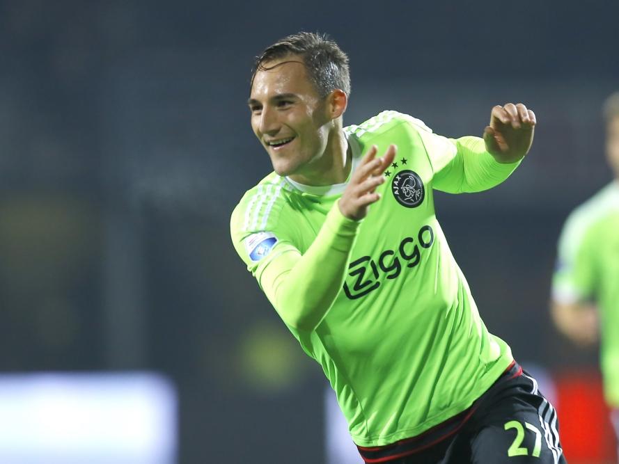 Nemanja Gudelj kan lachen nadat hij de 0-2 op het scorebord heeft gezet tijdens Heracles Almelo - Ajax. (17-10-2015)