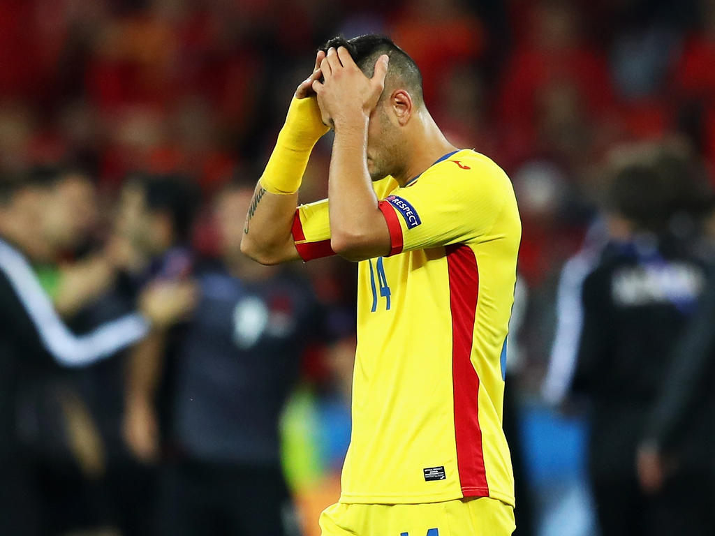 Nach der Niederlage gegen Albanien verbirgt der Rumäne Florin Andone sein Gesicht