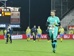 RKC Waalwijk-doelman Nils den Hartog loopt teleurgesteld het veld af na afloop van het competitieduel FC Emmen - RKC Waalwijk (11-09-2015).