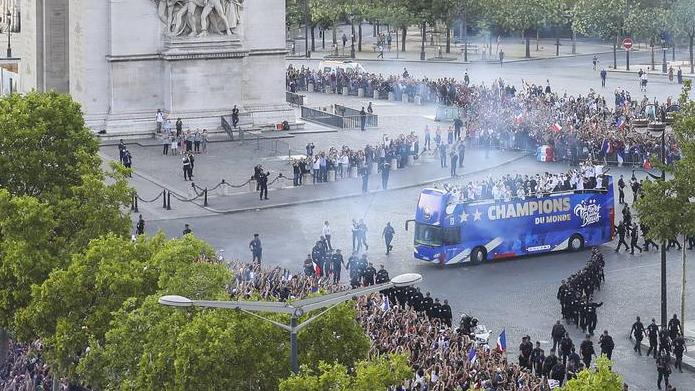 Über 300.000 Menschen warteten stundenlang auf den Champs-Élysées bis der Bus mit den Weltmeistern endlich kam