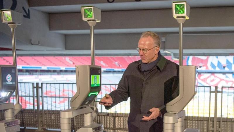 Karl-Heinz Rummenigge präsentiert in der Allianz Arena die digitale Ticketlösung