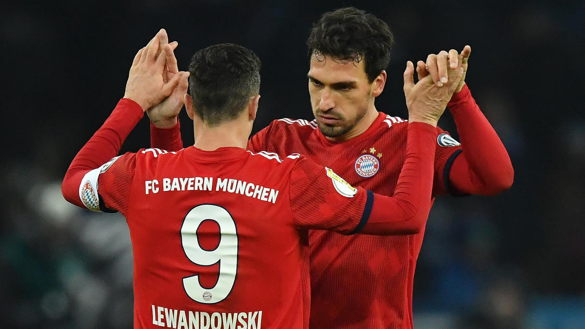 Mats Hummels (r.) leistete sich im DFB-Pokal einen krassen Aussetzer Mats Hummels (r.) leistete sich im DFB-Pokal einen krassen Aussetzer