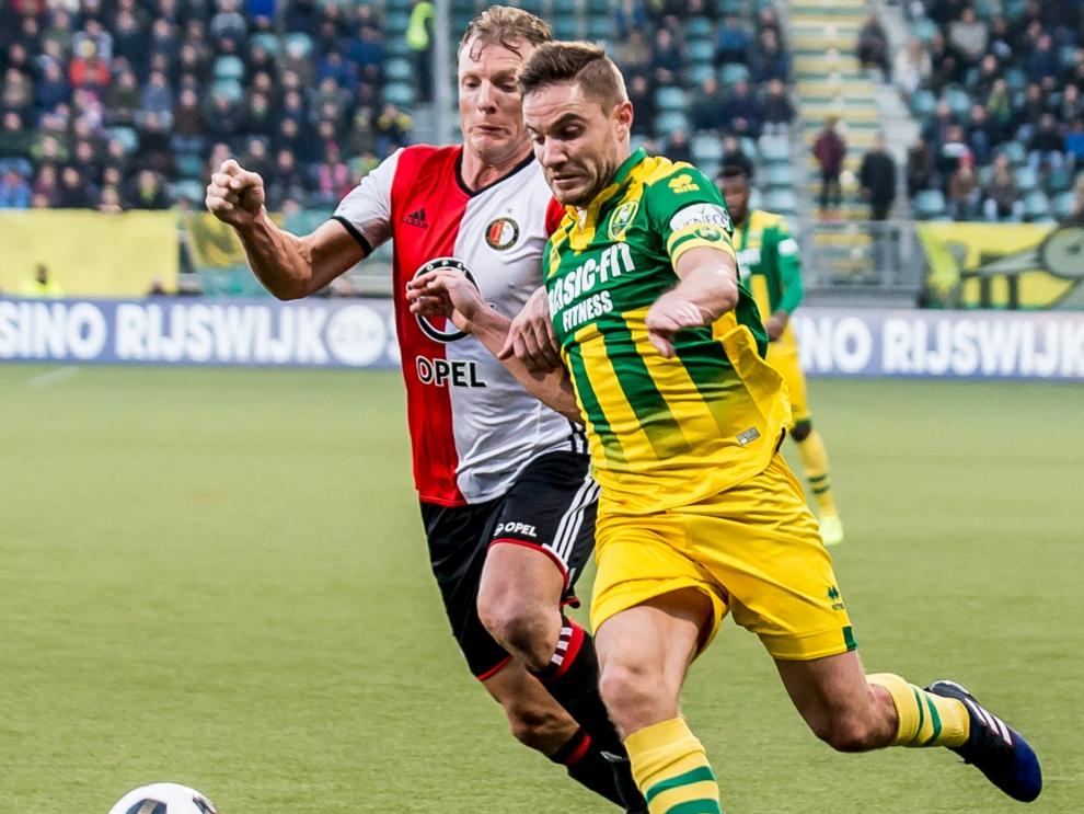 Dirk Kuyt (l.) en Aaron Meijers (r.), die beiden terugkeren in de basisopstelling, vechten een duel uit tijdens ADO Den Haag - Feyenoord. (19-02-2017)