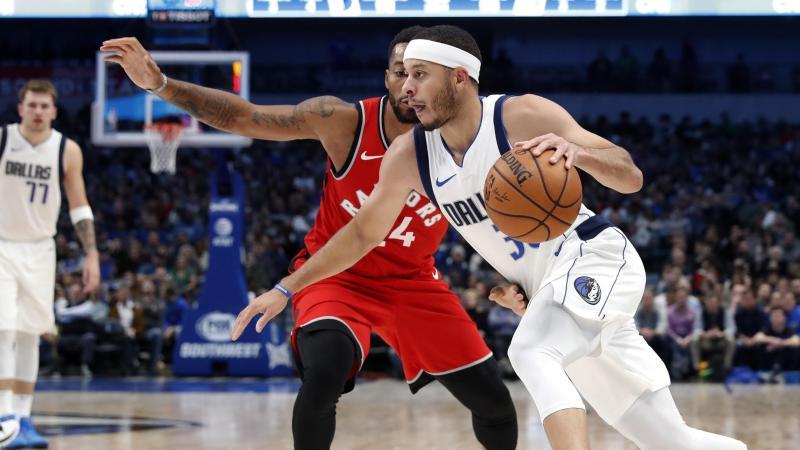 Seth Curry von den Dallas Mavericks zieht gegen Norman Powell zum Korb Seth Curry von den Dallas Mavericks zieht gegen Norman Powell zum Korb