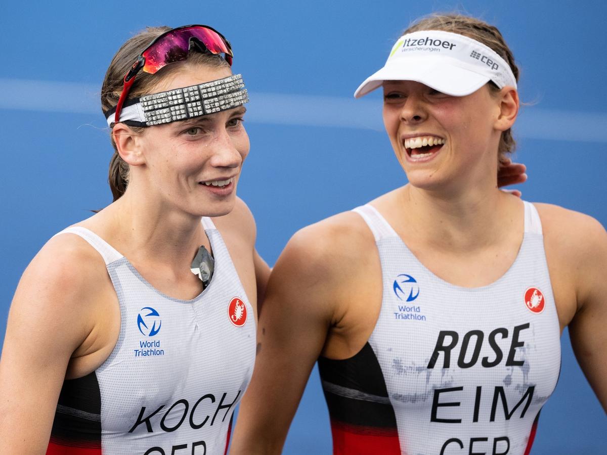Triathletin Annika Koch (l.) steht neben Nina Eim