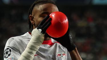 Christopher Nkunku von RB Leipzig jubelte mit einem Ballon