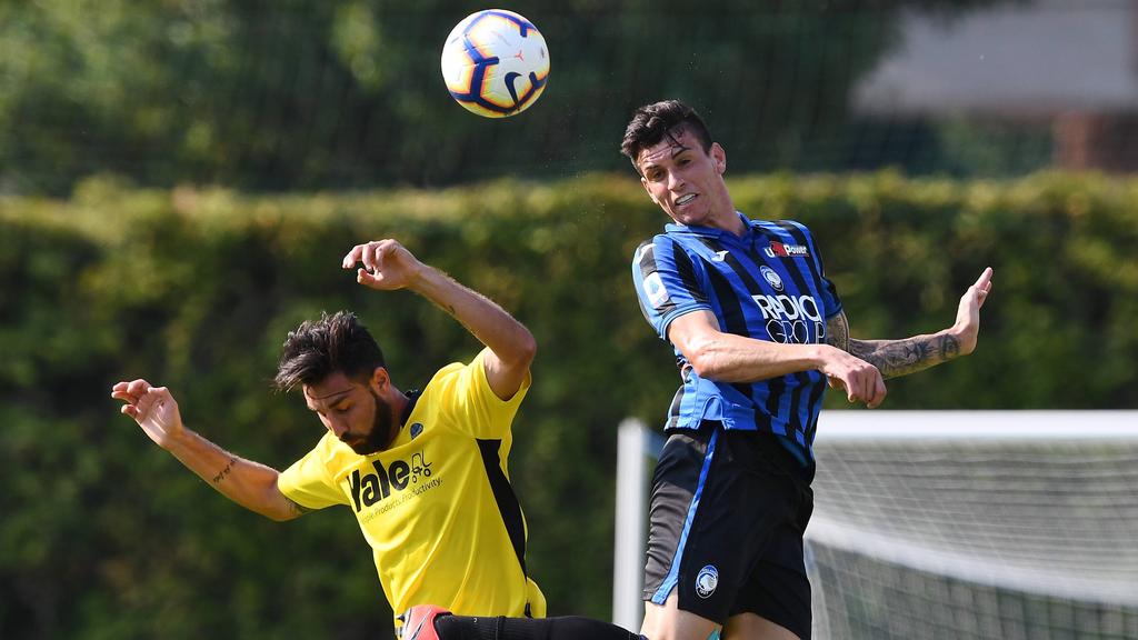 Ibañez cabecea un cuero con la camiseta de Atalanta.