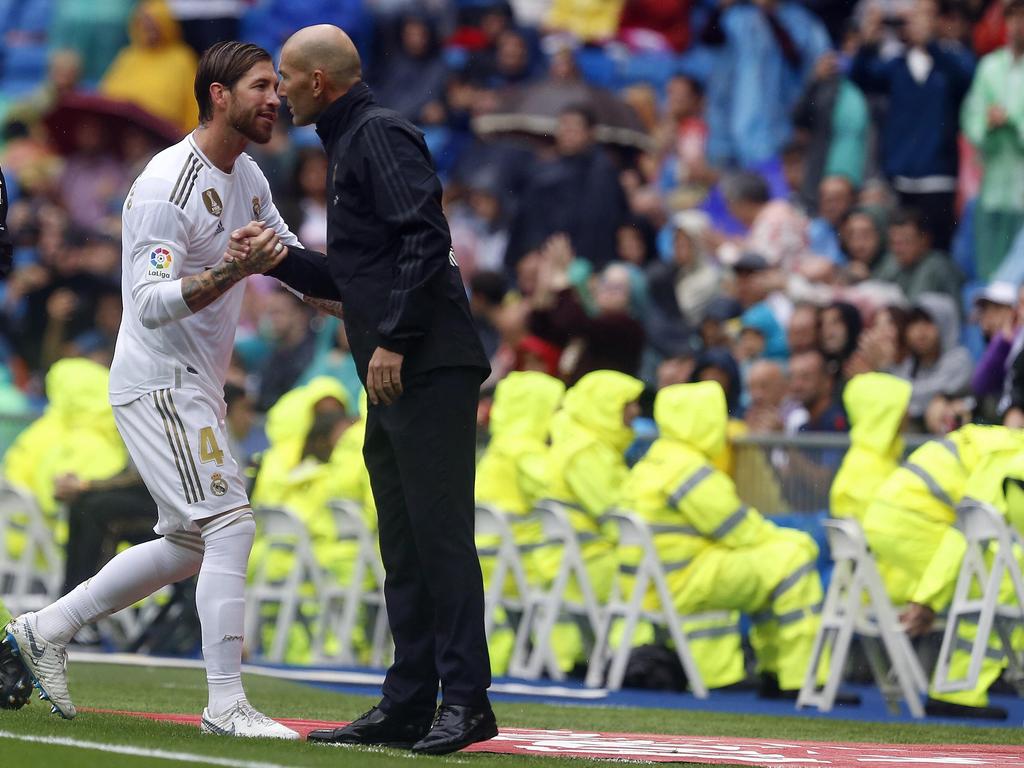 Ramos saluda a Zidane tras ser sustituido.