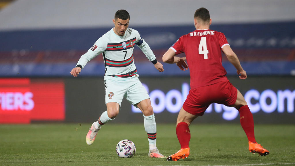 Cristian Ronaldo (l.) im Länderspiel Portugals gegen Serbien