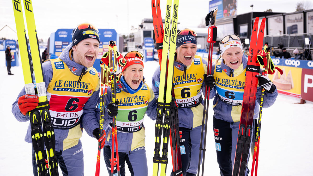 Albert Kuchler, Katharina Hennig, Annan Sossau und Victoria Carl (v.l.n.r.) bejubeln ihren dritten Platz in Falun