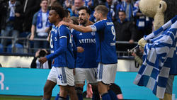 Kenan Karaman (M.) inmitten seiner Schalker Teamkollegen
