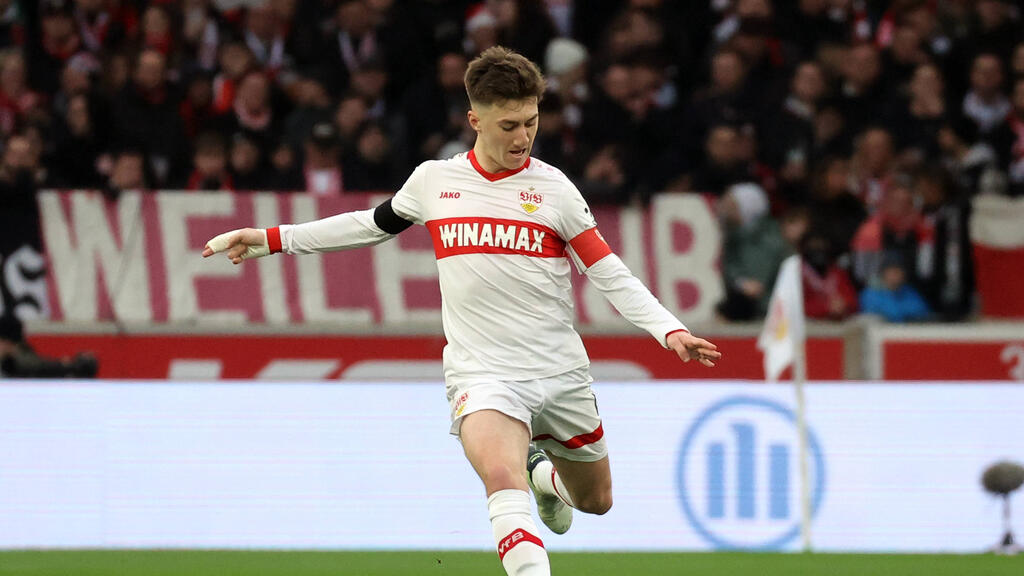 Angelo Stiller ist bis Sommer 2027 an den VfB Stuttgart gebunden Angelo Stiller ist bis Sommer 2027 an den VfB Stuttgart gebunden