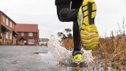 Trocken bleiben, loslaufen, Spaß haben – auch bei Regen.