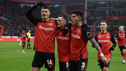 Patrik Schick (l.) soll bei Bayer Leverkusen bleiben