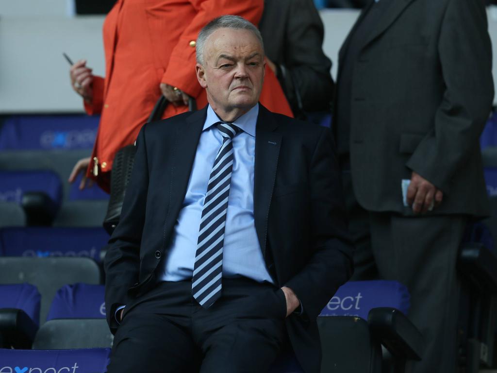 Bolton Wanderers-voorzitter Phil Gartside overleed woensdag op 63-jarige leeftijd na hevige ziekte. (10-02-2016)
